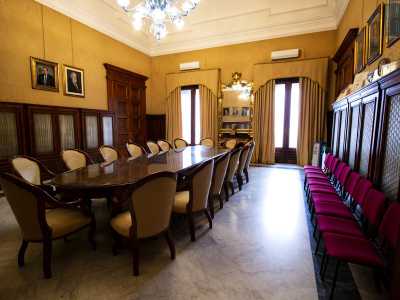 � arrivato ora il momento di recarci nella Sala di Giunta, dall�altro lato della Massari, cos� chiamata perch� accoglie attorno al suo grande tavolo ovale le giunte comunali, anche se viene utilizzata pure per le conferenza stampa